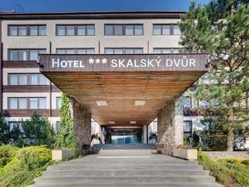 Hotel Skalský dvůr u Skalského rybníka
