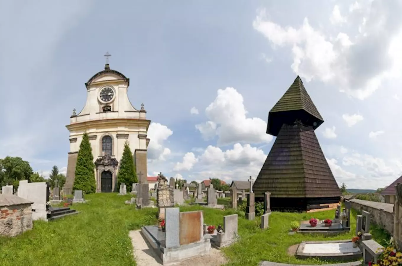 Dřevěná zvonice v Oseku u Sobotky 