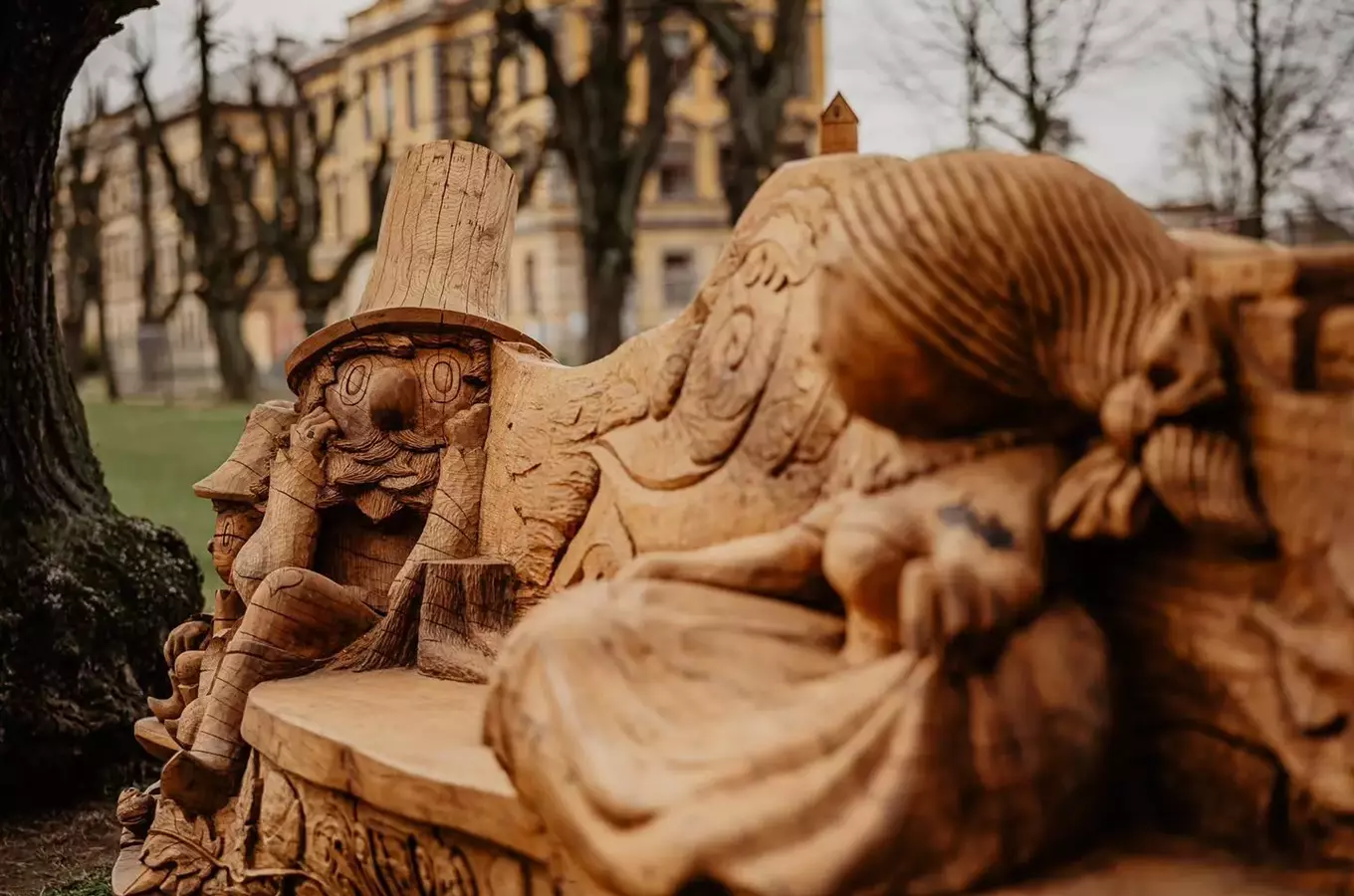 10 tipů na zábavné lavičky, pohovky a posezení aneb ve stínu a na výsluní