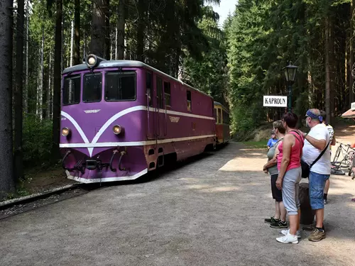 Kaproun – zastávka úzkokolejné železnice a socha Járy Cimrmana