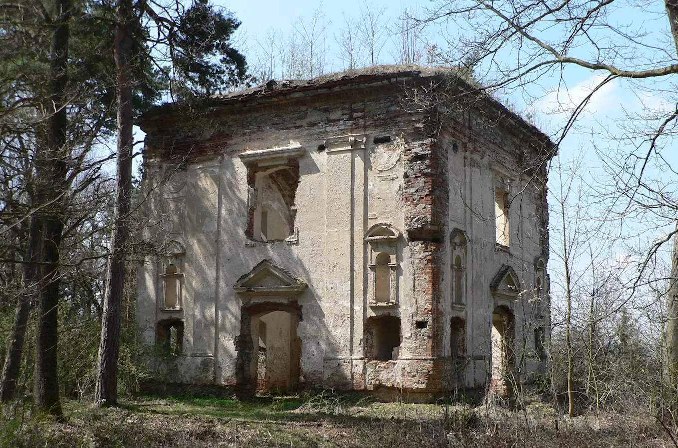 Zřícenina kaple sv. Jana Nepomuckého v obci Loreta na Klatovsku