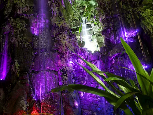 Osvetlený vodopád ve skleníku Fata Morgana
