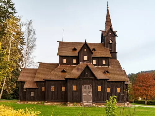 10 tipů kde najdete nejhezčí dřevěné kostely a zvonice aneb ve stínu i na výsluní