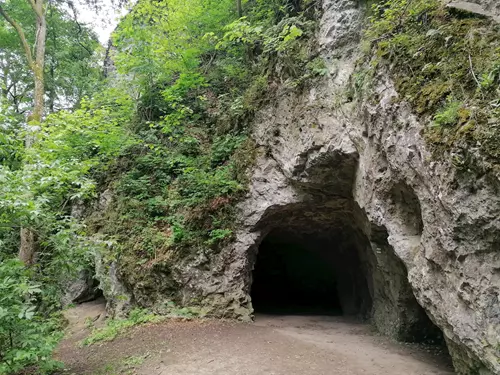 Zázrak v Moravském krasu: v jeskyni Jáchymka zahnízdili sokoli – místo je pro turisty uzavřeno