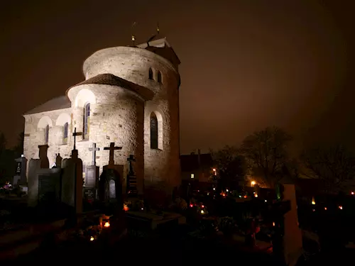 Další památkou obce je románská rotunda Márí magdalény