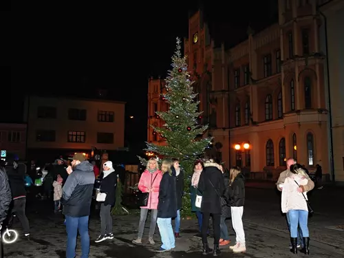 Jarmark na radnici a rozsvěcení vánočního stromu v Novém Bydžově