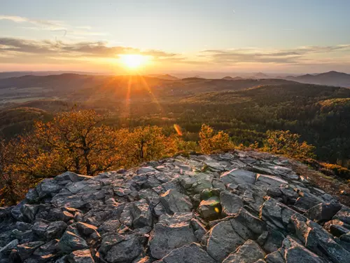 Výlety pro samotáře na Českolipsku: objevte skalní reliéfy i výhledy Lužických hor