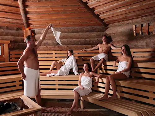 V Aquapalace Praha se chystá saunování při svíčkách ve zbrusu nové srubové bani