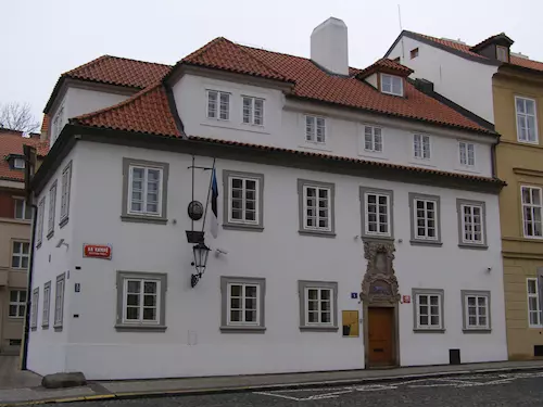 Dům U Modré lišky – bývalé bydliště Jiřího Voskovce, současné sídlo ambasády Estonska