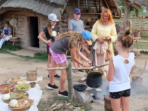 Naši jedli kaši v Zeměráji