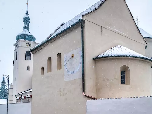 Sluneční hodiny na fasádě kostela sv. Klimenta