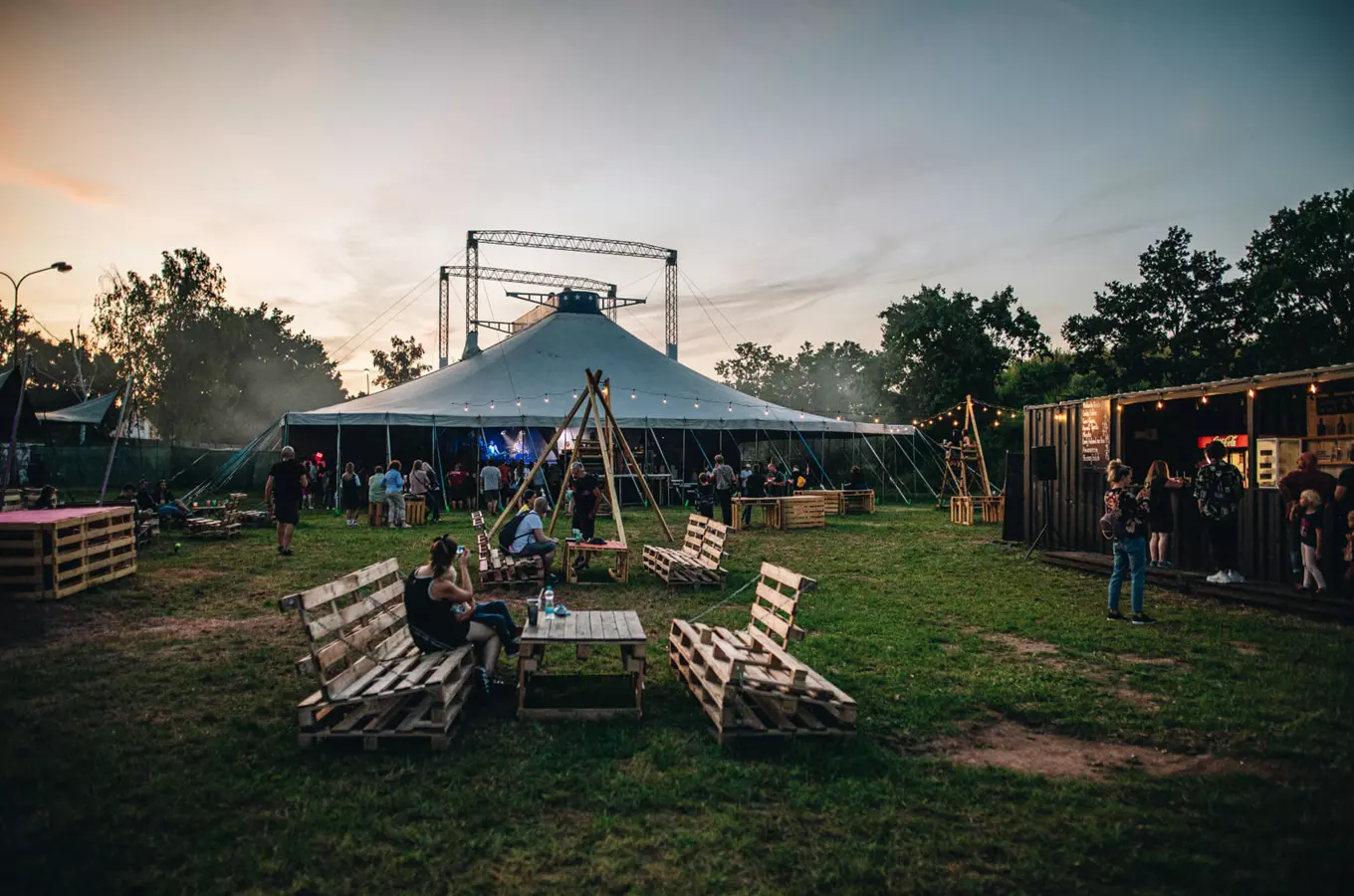 Rock for Hope právě startuje na letišti u Hradce Králové