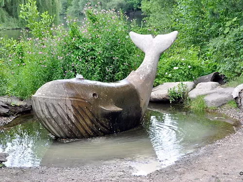 Socha velryby v Zooparku Chomutov