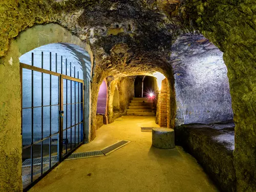 Prohlédněte si Plzeňské historické podzemí za svitu baterek