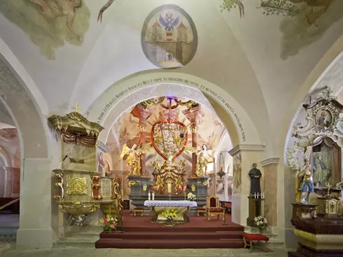 Kostel Nejsvětější Trojice na Křemešníku – jediný trojboký oltář v České republice