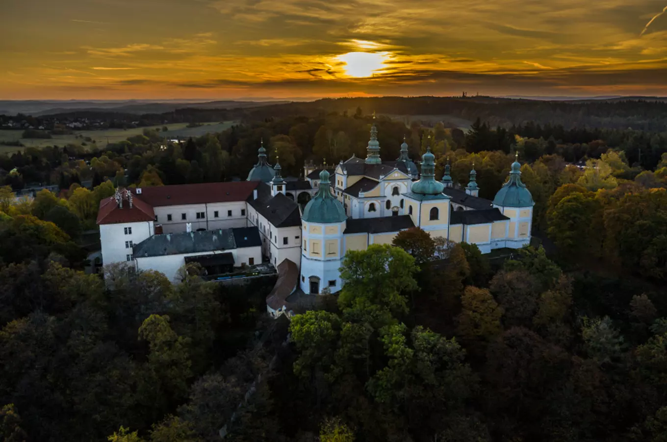 #světovéČesko a Svatá Hora u Příbrami: tichý půvab mariánských poutních míst a šatů pro Pannu Marii