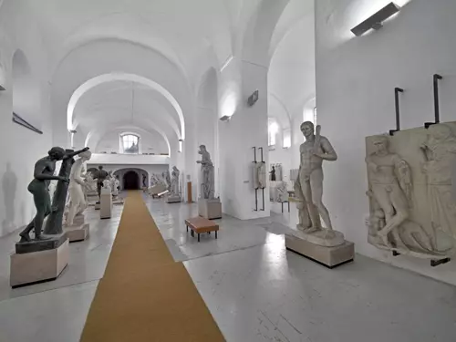 Galerie antických soch – prohlídka antických unikátů v Krkonoších