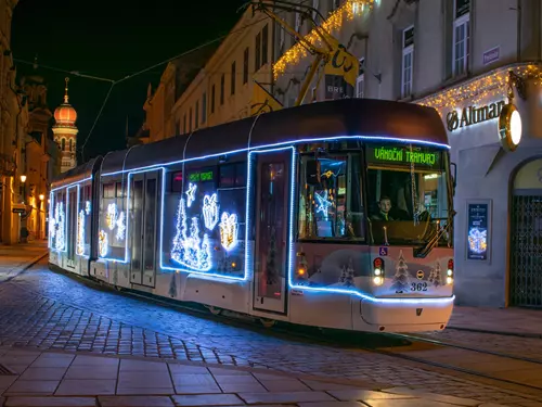 V Plzni se projedete speciální vánoční tramvají