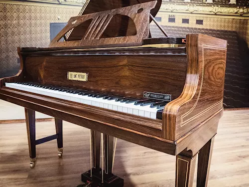 Klavíry Petrof v Hradci Králové – největší evropský výrobce klavírů a pianin