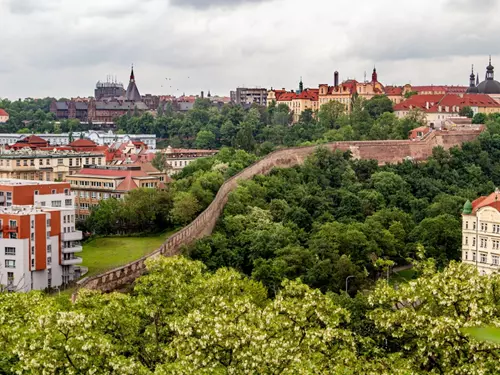 Bastiony, brány a věže... Znáte pražské hradby a opevnění?
