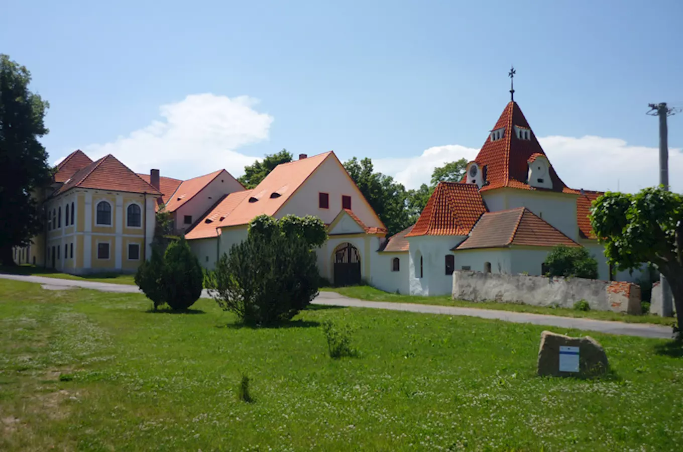 Vesnická památková zóna Varvažov – vesnice z filmu Je třeba zabít Sekala
