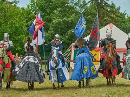 Rytířský turnaj na koních u hradu Bouzov