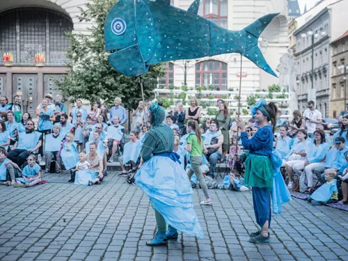 Festival pouličního divadla Za dveřmi míří do Prahy