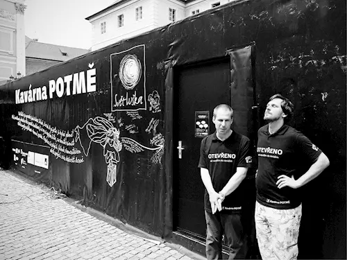 Nastupovat! Kavárna Potmě přijíždí do Olomouce, kde končí své letošní turné!