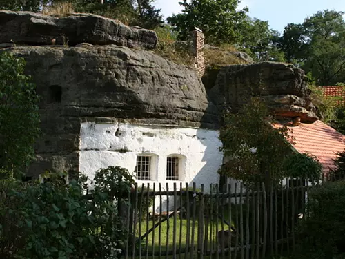 Stylové bydlení ve skalách a na skalách: skalní byty, hrady a tajemný Krvomlýn
