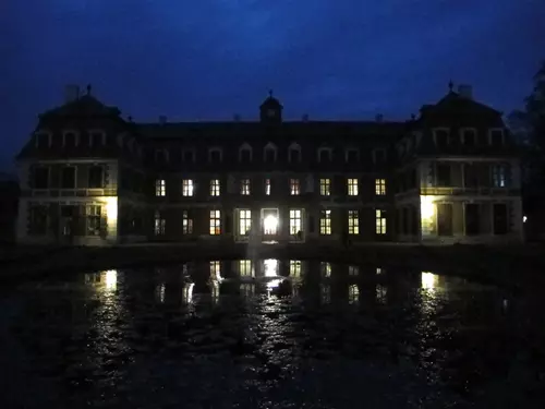 Hradozámecká noc 2023 a večerní prohlídky s historickým tancem na zámku Rájec nad Svitavou