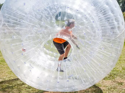 Adrenalin v zorbu: tipy, kde si užít zorbing