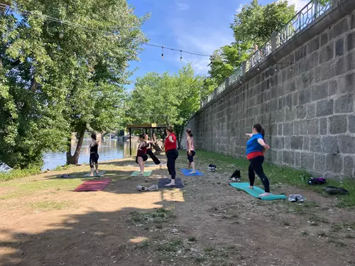 Jóga v centru Prahy s výhledem na Vltavu 