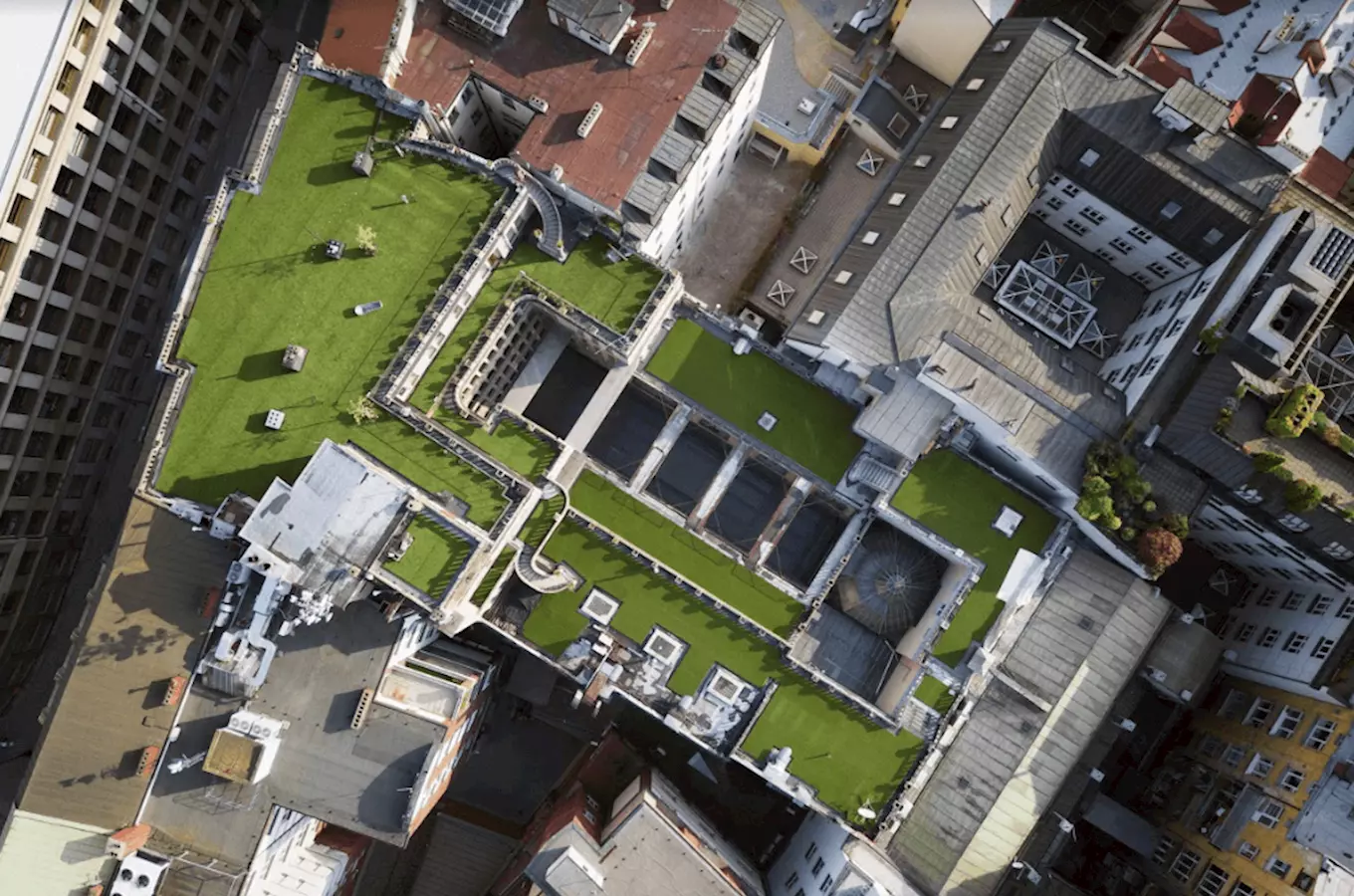 Střecha Paláce Lucerna se na 15 dnů promění v zelenou louku