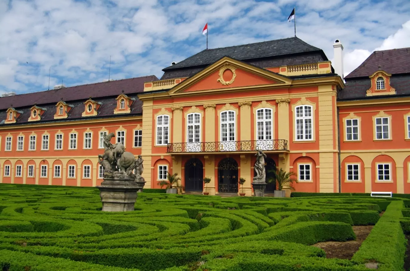 Letní open air Festival hudby zavítá zámek Dobříš