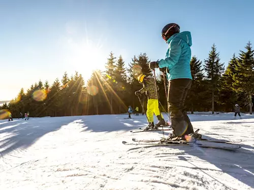 Říčky v Orlických horách nabízí skvělé lyžování za ceny vedlejší sezóny