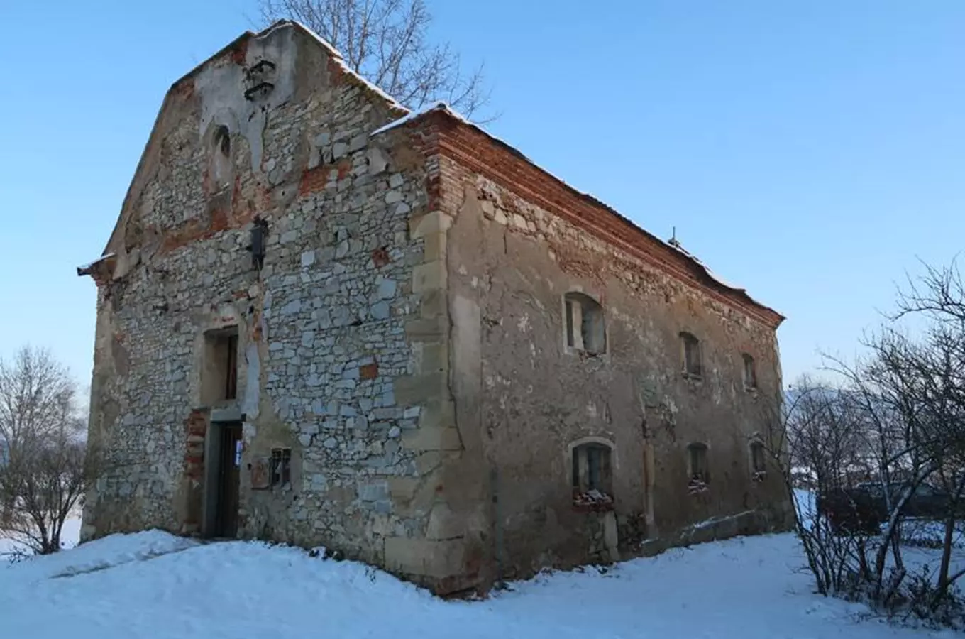 Sýpka v zaniklé obci Bijadla – bývalý kostel sv. Vavřince