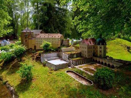 Nejnavštěvovanější turistické cíle Karlovarského kraje: hrad Loket, Motýlí dům Karlovy Vary a Boheminium Mariánské Lázně