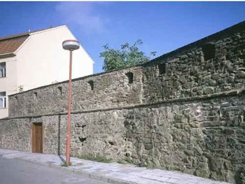 Zbytky hradeb ve Vyškově