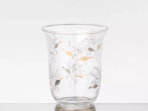 Váza s motivem konvalinek, sklářská huť Orlická Chata, kol. 1930, hutně tvarované sklo, malba vysokým smaltem a zlatem, sbírka MML