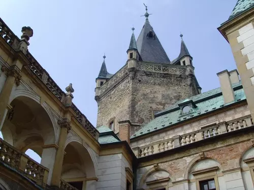 Novorenesanční zámek Nový Stránov je jedním z nejpohádkovějších zámků České republiky a je otevřen po celý rok