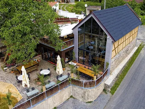 Farm Table Bar a Brasserie v Klecanech 