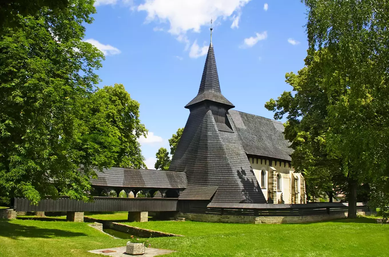10 tipů kde najdete nejhezčí dřevěné kostely a zvonice aneb ve stínu i na výsluní