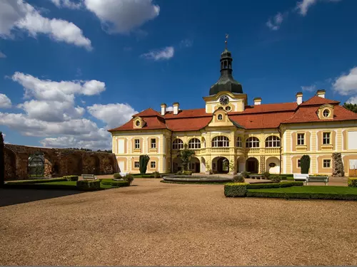 Barokní a růžová zahrada zámku Nebílovy