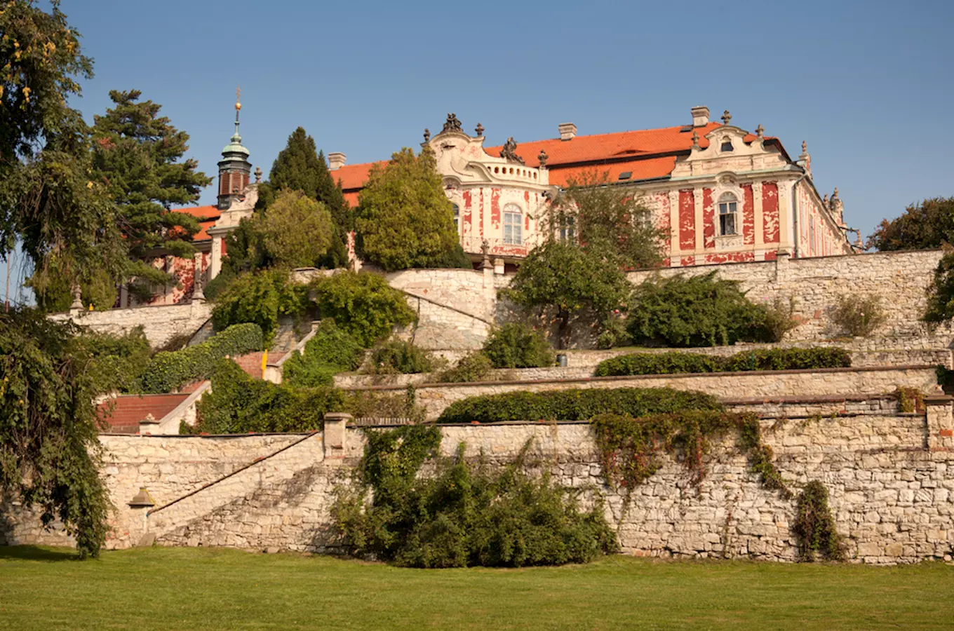 Zámek Stekník na Žatecku, kudy z nudy