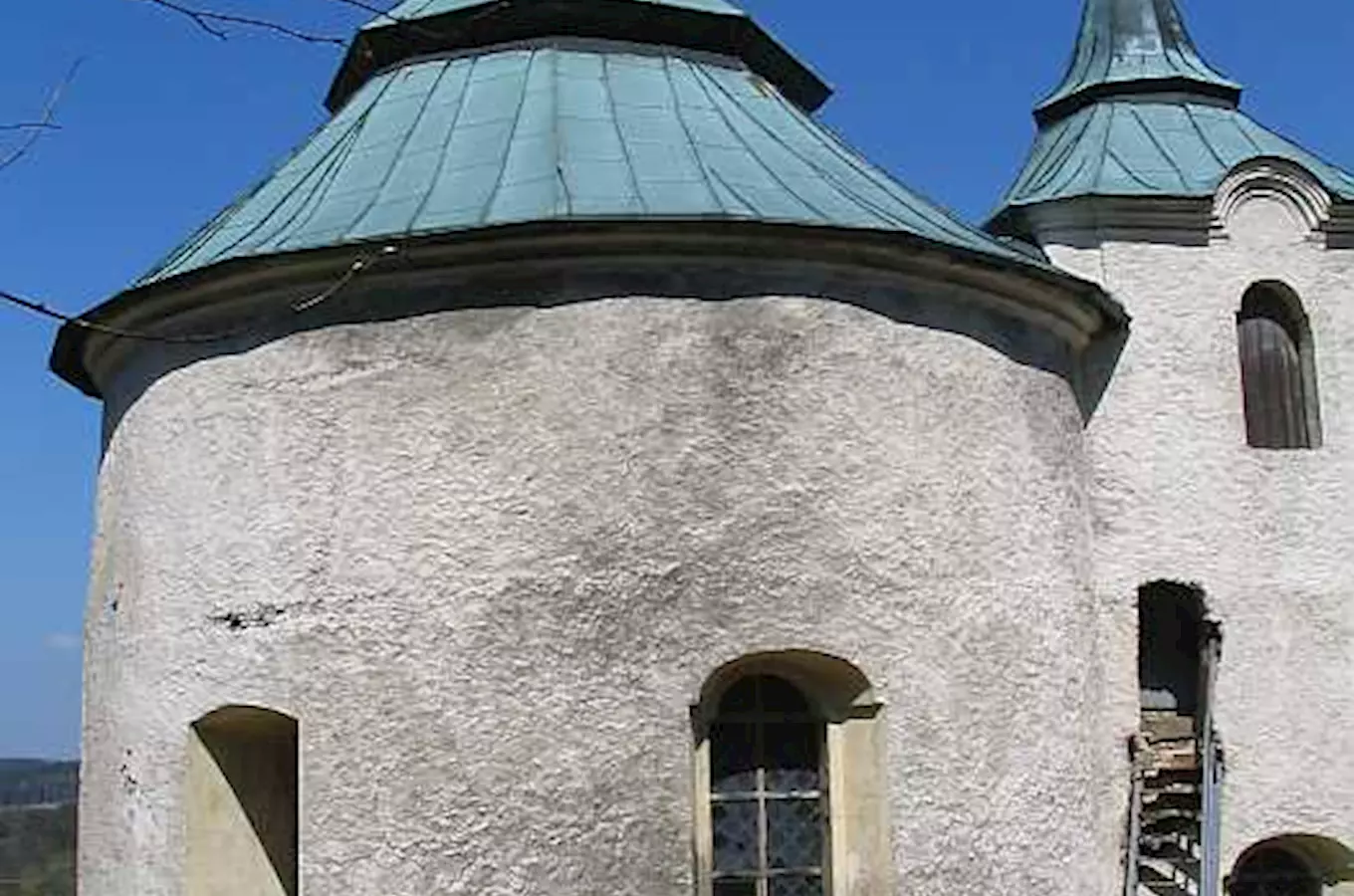 Kostel sv. Jana Křtitele ve Zborovech – bývalá románská rotunda 