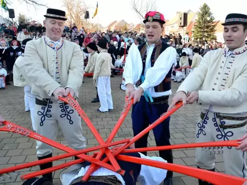 Masopustní mečové tance – tradiční lidové tance ze Slovácka