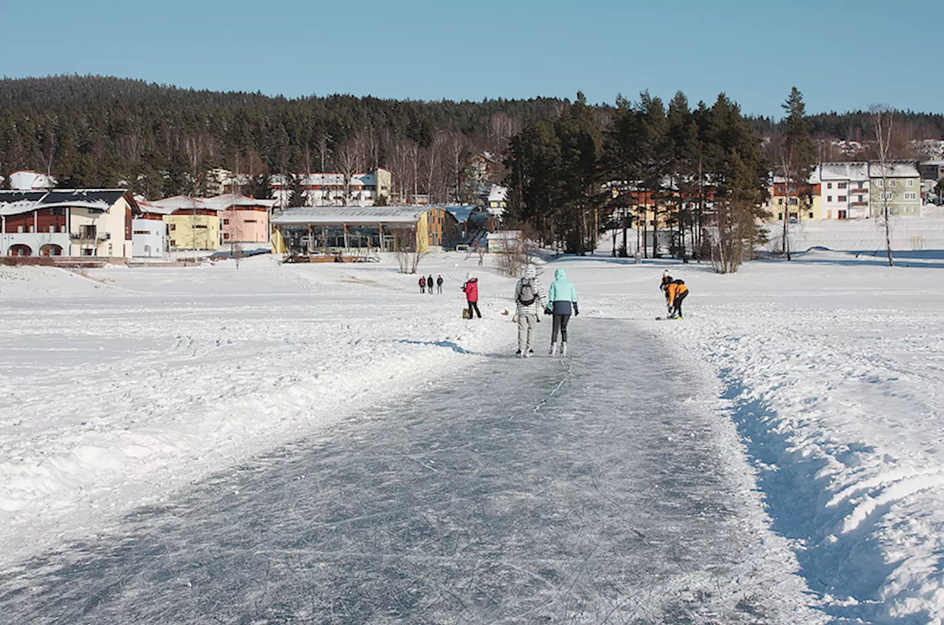Lipno konečně zamrzlo – projeďte se po zamrzlé přehradě!