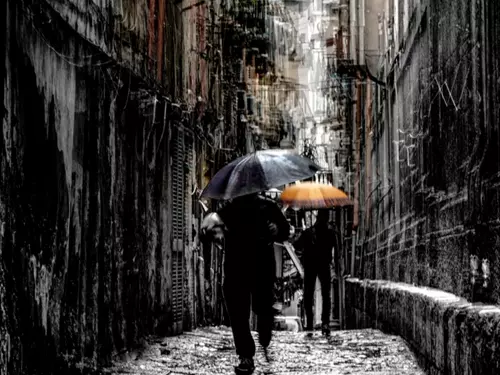 Neapol - dva deštníky v dešti