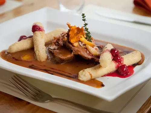 Restaurant Pod Zámkem- jehněčí kýta s mysliveckou omáčkou a horkými višněmi, bramborové šišky