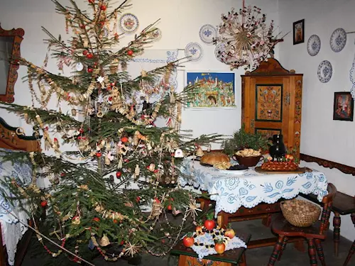 Samotné slovo advent pochází z latinského 